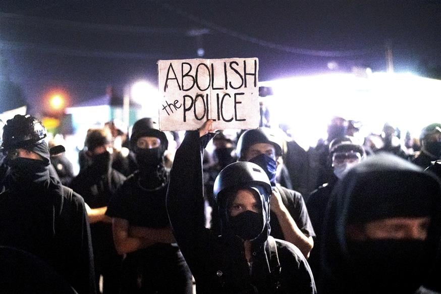 Νέα νύχτα διαδηλώσεων στο Όρεγκον του Πόρτλαντ (AP Photo/Noah Berger)