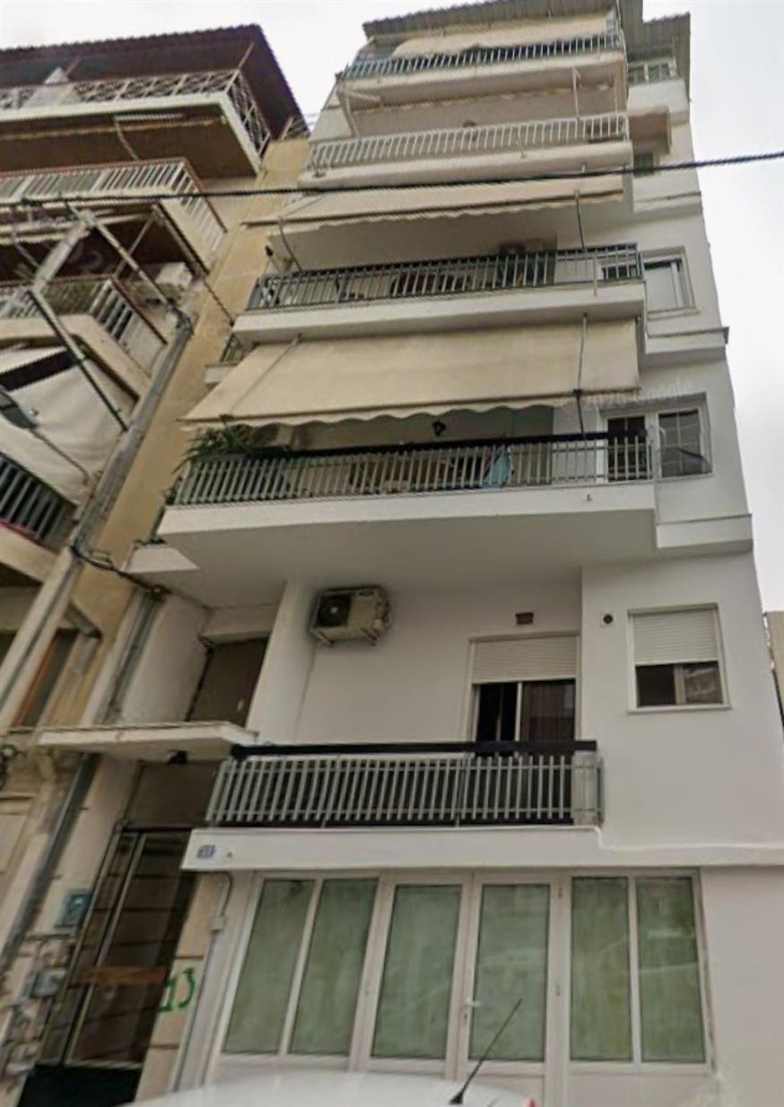 Η πολυκατοικία που κατέρρευσε στα Πετράλωνα, όπως ήταν πριν καταστραφεί πλήρως (Google Maps)