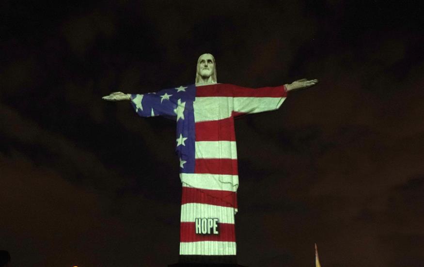 Το άγαλμα του Ιησού στο Ρίο στα χρώματα της σημαίας των ΗΠΑ/(AP Photo/Silvia Izquierdo)