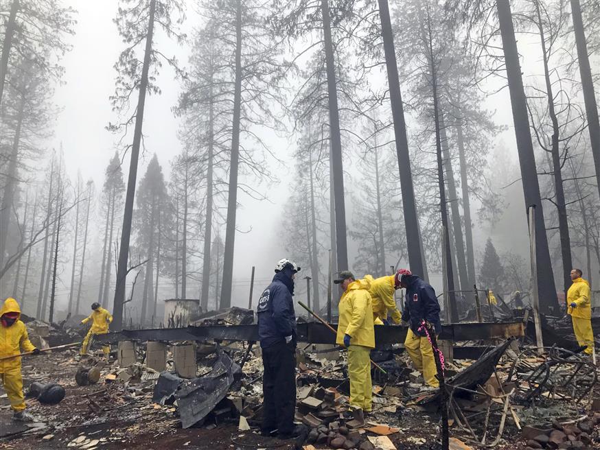 Διασώστες αναζητούν επιζώντες στην Καλιφόρνια (AP Photo/Kathleen Ronayne)