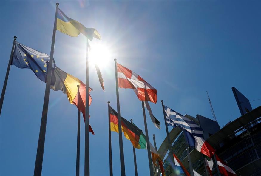 Σημαίες στο κτίριο του Ευρωκοινοβουλίου (AP Photo/Jean-Francois Badias)