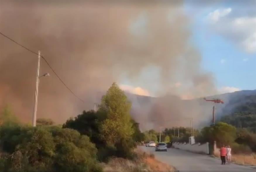 Εικόνα από την φωτιά στην Πάρνηθα (Κώστας Ασημακόπουλος/ethnos.gr)