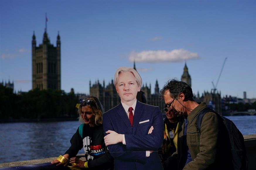 Ανθρώπινη αλυσίδα έξω από το βρετανικό Κοινοβούλιο για τη μη έκδοση του Τζουλιάν Ασάνζ (Associated Press)