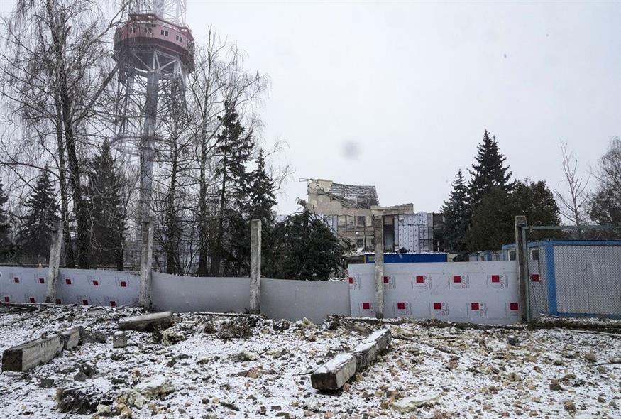 Βομβαρδισμένος ραδιοτηλεοπτικός πύργος στην περιοχή του Κιέβου (φωτογραφία αρχείου / Associated Press)