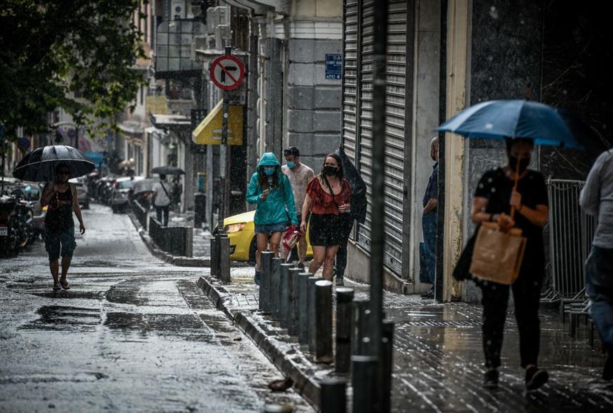 Στιγμιότυπο από έντονη βροχόπτωση/ΤΑΤΙΑΝΑ ΜΠΟΛΑΡΗ/ EUROKINISSI