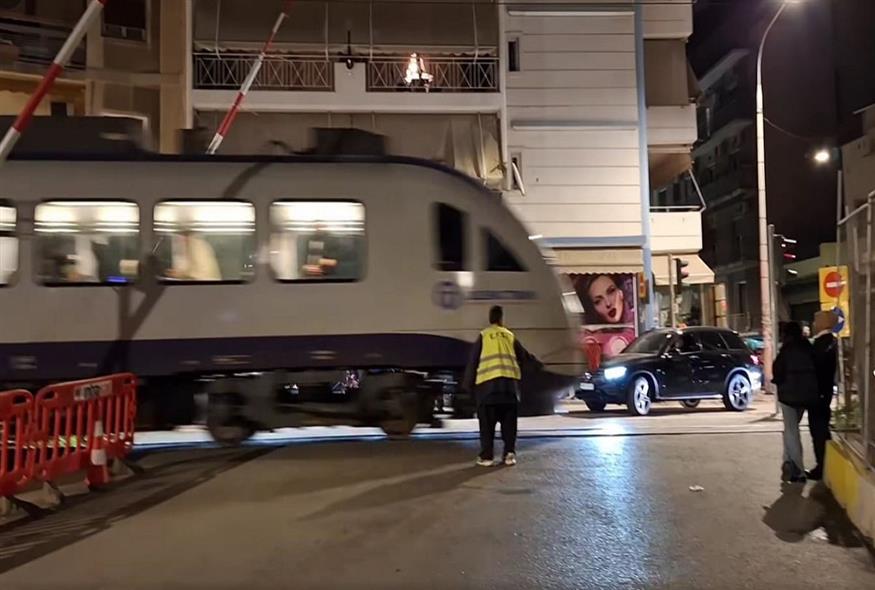 Προαστιακός περνά με ανεβασμένες μπάρες (FACEBOOK)