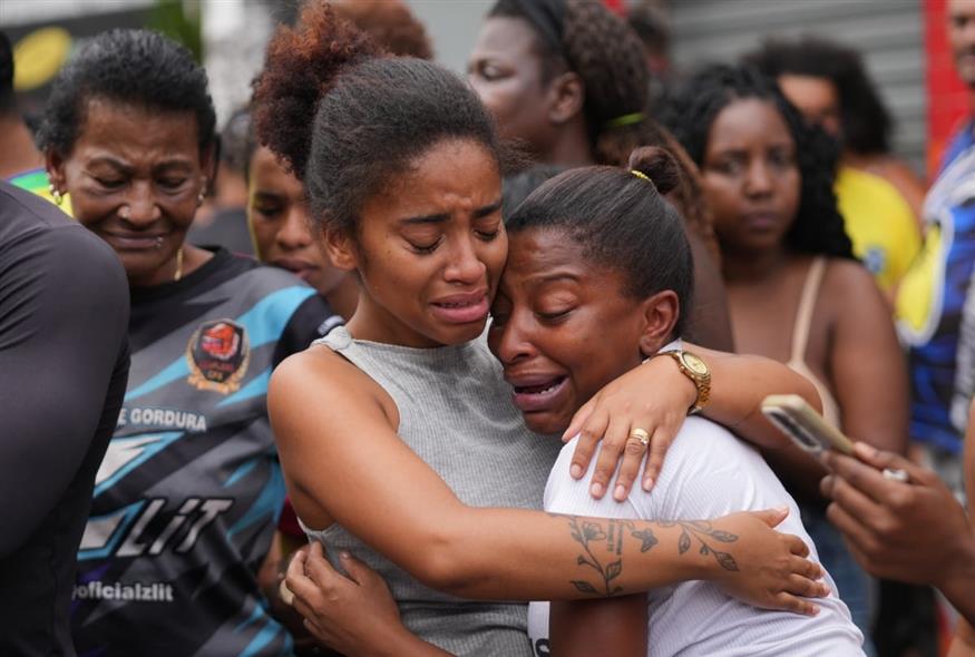 Βαρύ κλίμα πένθους στις φαβέλες του Ρίο από την πολύνεκρη επιδρομή της Αστυνομίας (Silvia Izquierdo/AP)