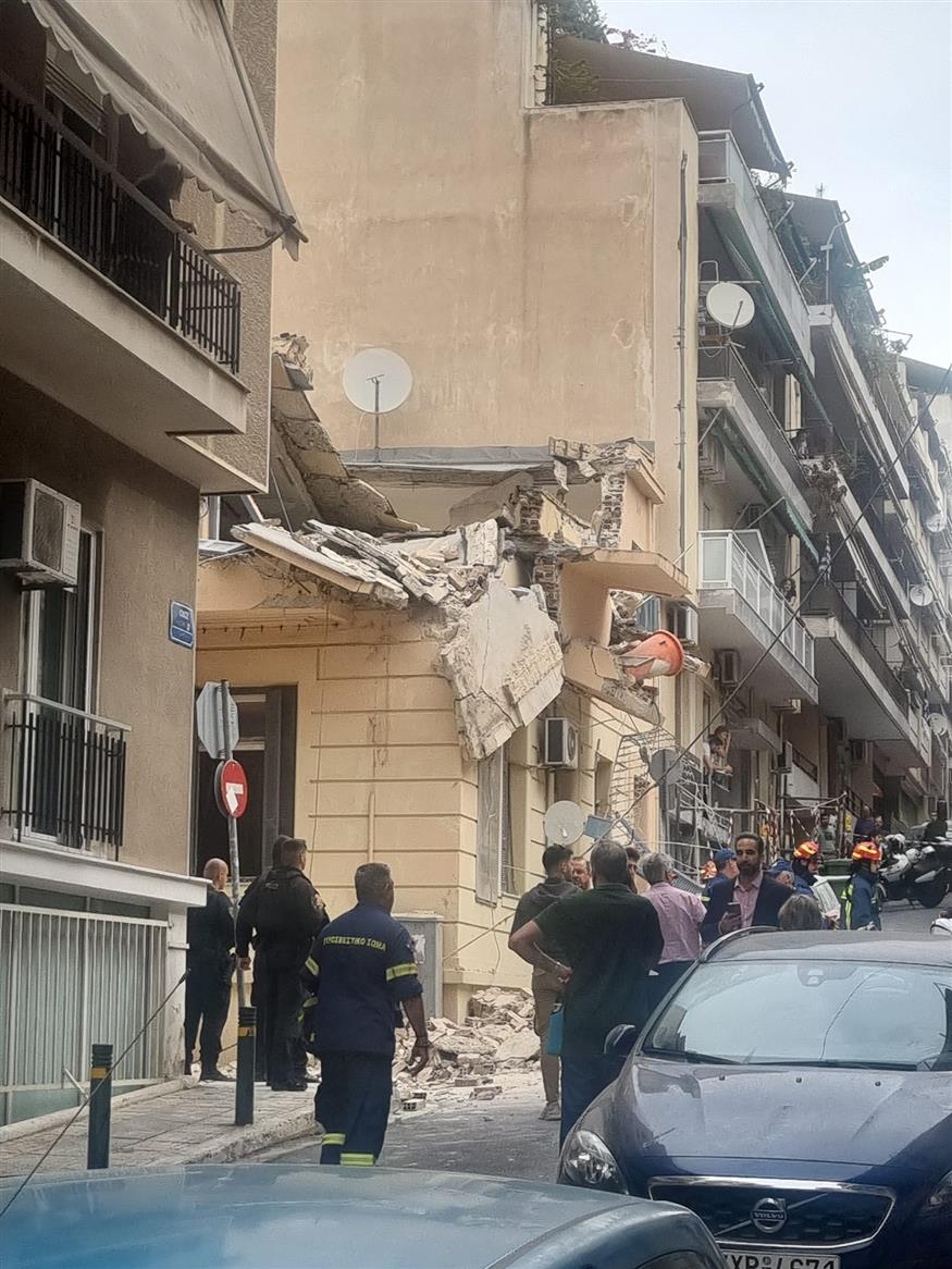 Κατέρρευσε κτίριο στον Πειραιά (Facebook - Nikos Stylianopoulos)
