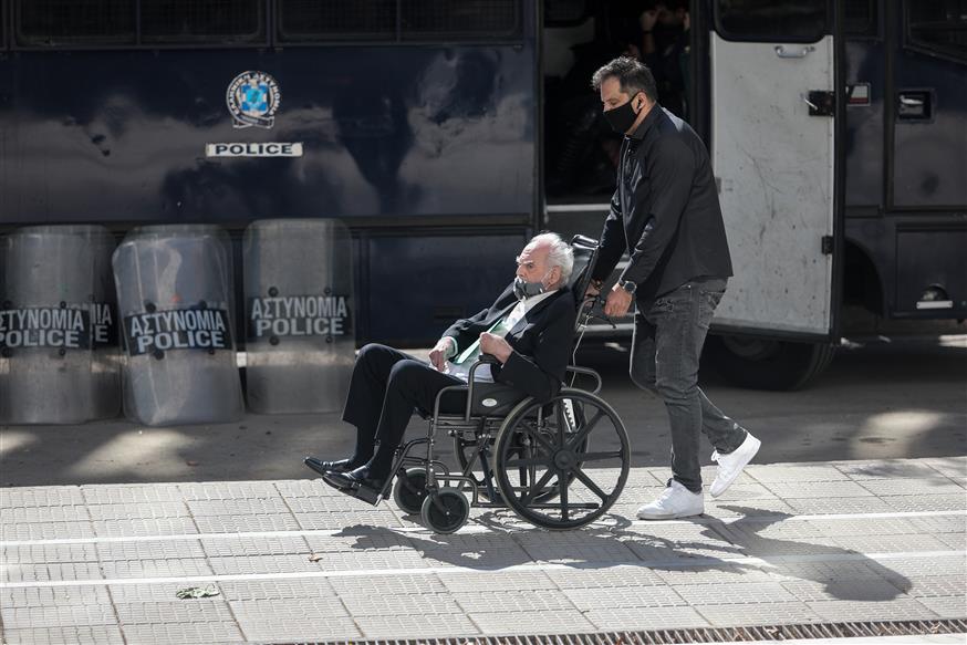 Με αναπηρικό καροτσάκι στον Άρειο Πάγο ο Άκης Τσοχατζόπουλος (Copyright: Eurokinissi)
