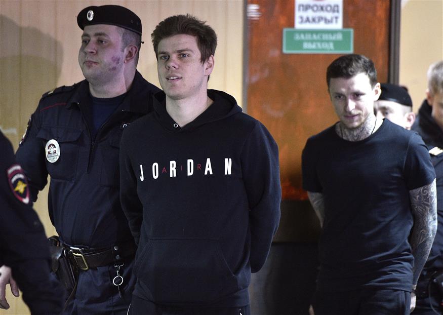 Οι Αλεξάντρ Κοκόριν και Πάβελ Μαμ΄'αεβ την ημέρα της σύλληψής τους (AP Photo/Dmitry Serebryakov, File)