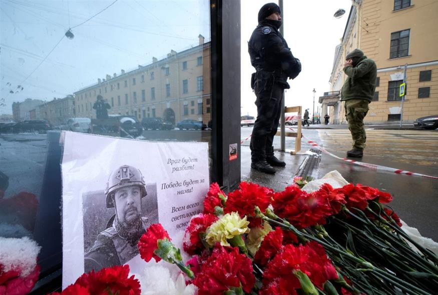 Λουλούδια για τον Βλάντλεν Τατάρσκι έξω από την καφετέρια που έγινε η φονική έκρηξη (AP Photo/Dmitri Lovetsky)