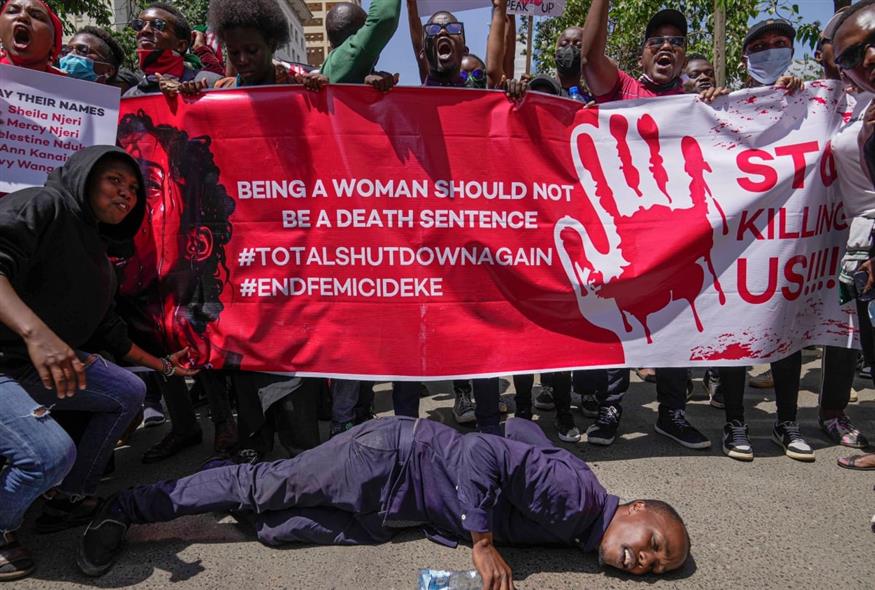 Στιγμιότυπο από κινητοποίηση ενάντια στις γυναικοκτονίες, στο Ναϊρόμπι της Κένιας, με το πανό να γράφει «Το να είσαι γυναίκα δε θα έπρεπε να ισούται με θανατική ποινή» (Brian Inganga/AP)