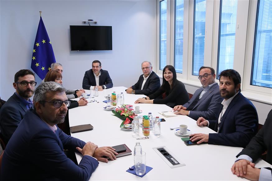 Στιγμιότυπο από τη συνάντηση του Αλέξη Τσίπρα με τους ευρωβουλευτές του ΣΥΡΙΖΑ