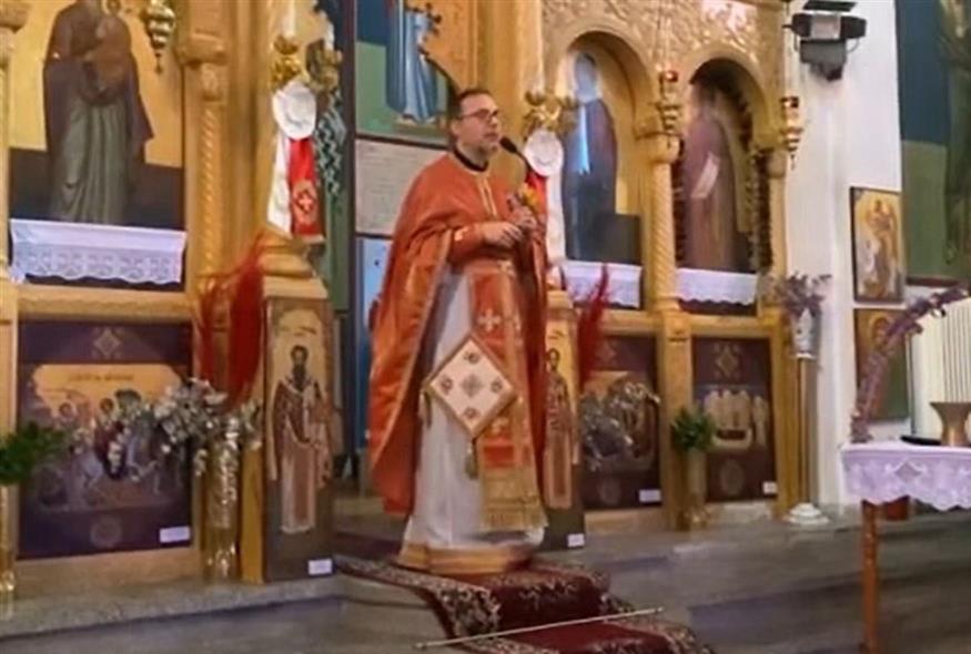 Οιερέας Χαράλαμπος Κοπανάκης κατά τη διάρκεια του κυριακάτικου κηρύγματός του (Video Capture)
