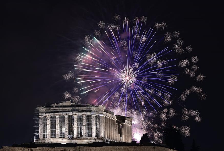 Εντυπωσιακό βίντεο από την Πάρνηθα: Η γιορτινή Αθήνα από ψηλά - Ο ουρανός γέμισε πυροτεχνήματα (gallery)