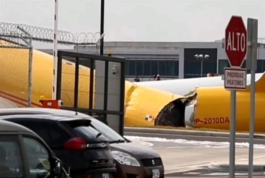 Αεροσκάφος κόπηκε στα δύο (Youtube/Screenshot)