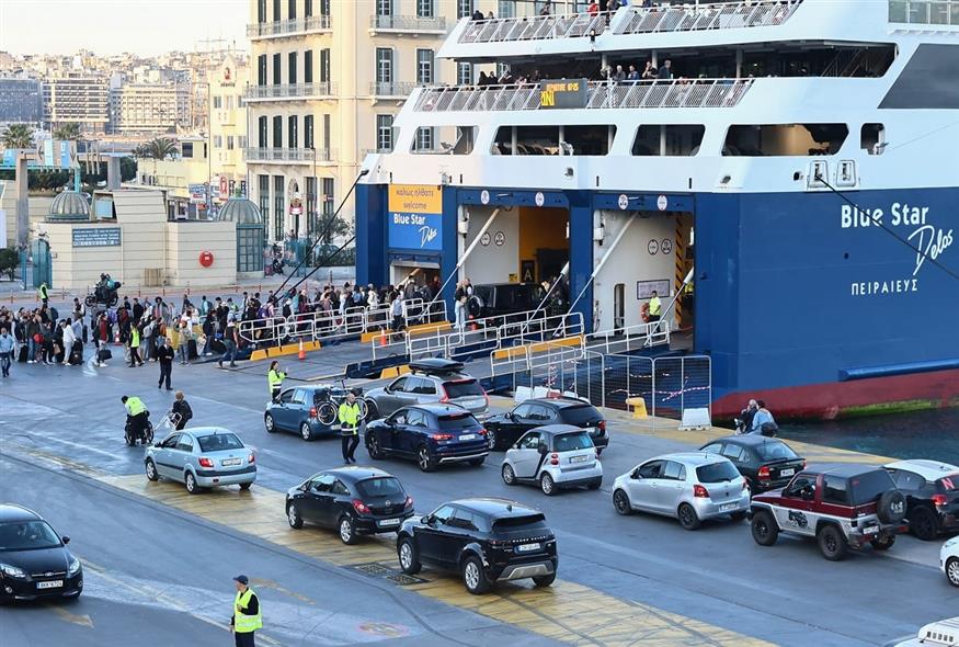Αυξημένη κίνηση στο λιμάνι του Πειραιά (INTIME)