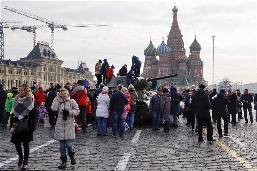 Με αγάπη (χωρίς αισιοδοξία για χιόνια και κρύο) από την Κόκκινη Πλατεία στη Μόσχα... (AP Photo/Alexander Zemlianichenko)