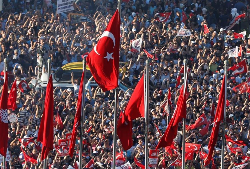 Τουρκικές σημαίες (AP Photo/Lefteris Pitarakis)