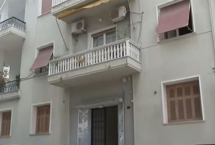 Η πολυκατοικία που διαπράχθηκε η φρικτή γυναικοκτονία στον Πειραιά (Video Capture)