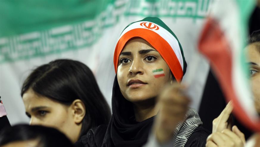 Οι Ιρανές μέχρι πρότινος μπορούσαν να παρακολουθήσουν ποδοσφαιρικούς αγώνες μόνο εκτός Ιράν, όπως η εικονιζόμενη νεαρή ποδοσφαιρόφιλη (copyright: AP)