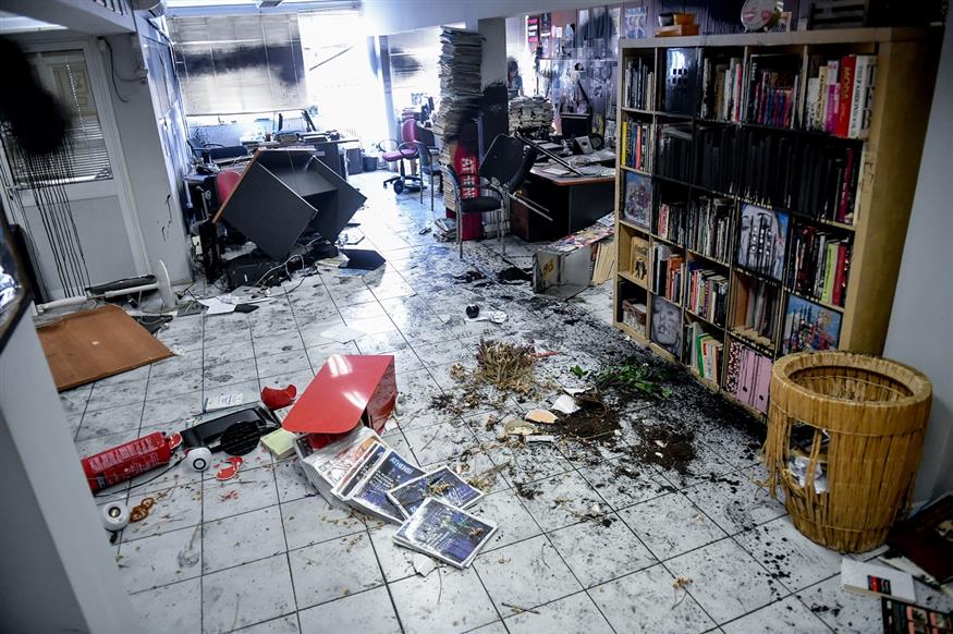 Επίθεση από την Συλλογικότητα "Ρουβίκωνας" στα γραφεία της Athens Voice, Πέμπτη 4 Ιουλίου 2019 (EUROKINISSI/ ΤΑΤΙΑΝΑ ΜΠΟΛΑΡΗ)