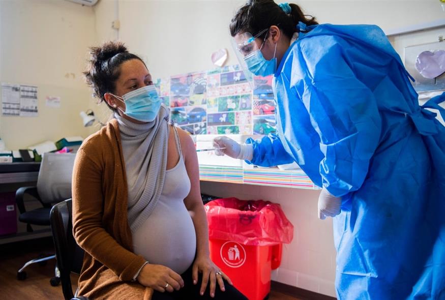 Εμβολιασμός κατά του Covid-19 σε μια έγκυο γυναίκα στο Μοντεβιδέο της Ουρουγουάης, το 2021 (Matilde Campodonico/AP)