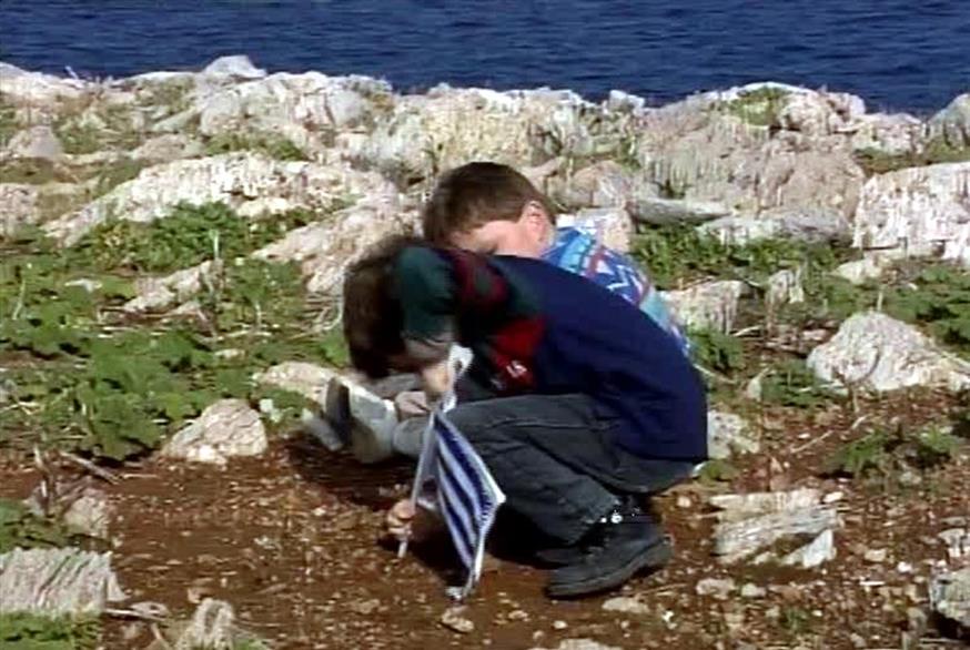 Παιδιά μετρούν... την Ιστορία. Φωτογραφία από το προσωπικό αρχείο του Αργύρη Ντινόπουλου. /copyright Eurokinissi