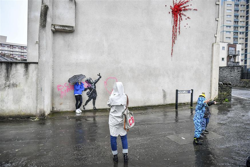 Βανδάλισαν το έργο του Banksy στο Μπρίστολ/(Ben Birchall/PA via AP)