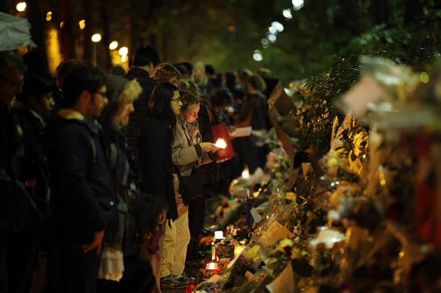 Εκατοντάδες άνθρωποι αποτίουν φόρο τιμής στα θύματα του Μπατακλάν (AP Photo/Christophe Ena)