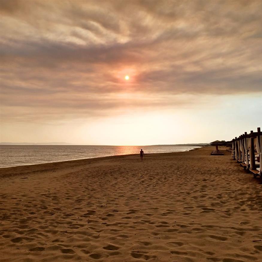 Ηλιοβασίλεμα στη μεγάλη αμμουδερή παραλία των Σαβαλίων  | © Χριστίνα Τσαμουρά