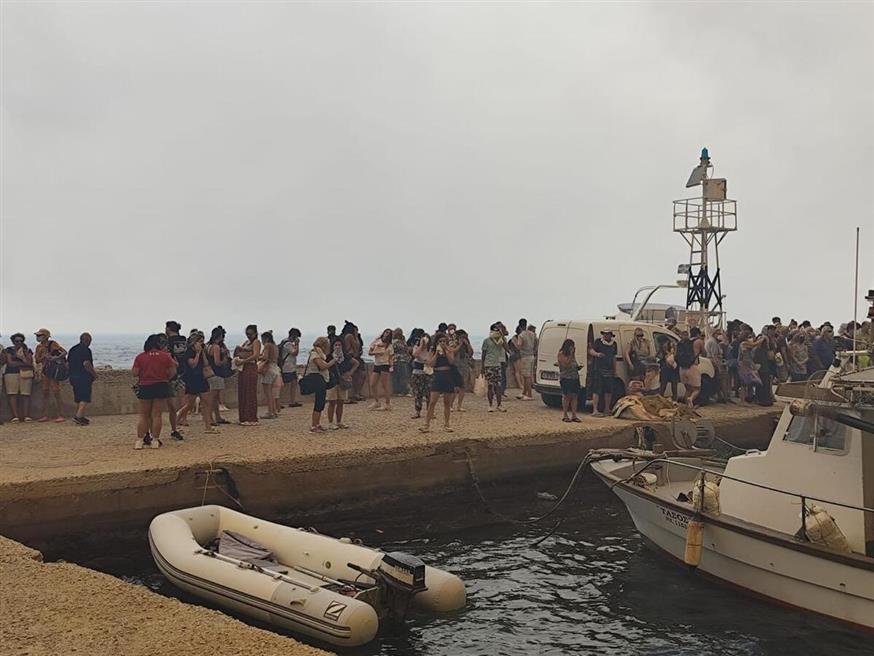 Η μεγάλη επιχείρηση διάσωσης των πολιτών από τη φωτιά στην Αττικοβοιωτία (Πηγή φωτο: Πυροσβεστικό Σώμα) Η μεγάλη επιχείρηση διάσωσης των πολιτών από τη φωτιά στην Αττικοβοιωτία (Πηγή φωτο: Πυροσβεστικό Σώμα)