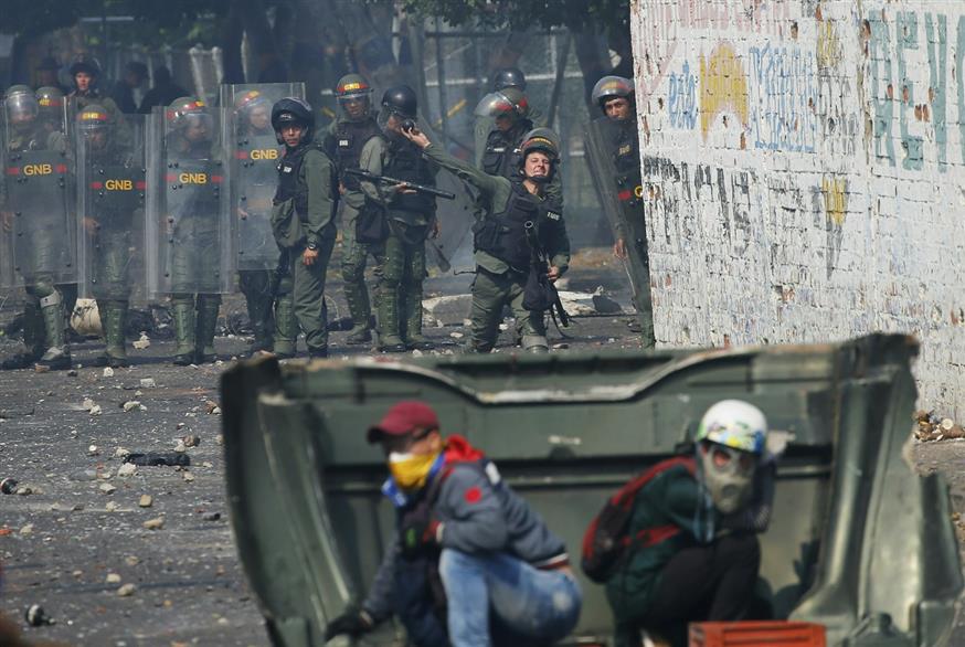 Από τη μία οι πάνοπλοι άνδρες των αρχών ασφαλείας - από την άλλη, άοπλοι πολίτες (AP Photo/Fernando Llano)