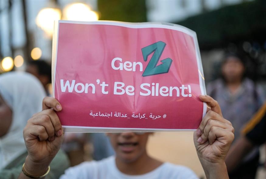 Οι διαδηλωτές διαμηνύουν πως η νεολαία δε θα μείνει με σταυρωμένα τα χέρια (Mosaab Elshamy/AP) Οι διαδηλωτές διαμηνύουν πως η νεολαία δε θα μείνει με σταυρωμένα τα χέρια (Mosaab Elshamy/AP)