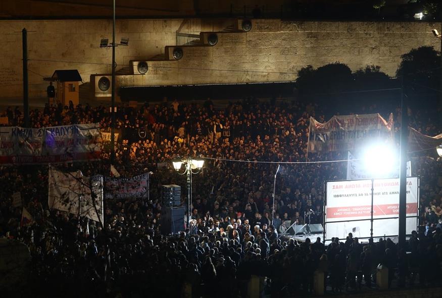 Κόσμος στο Σύνταγμα για τη συγκέντρωση για τα Τέμπη (ΣΩΤΗΡΗΣ ΔΗΜΗΤΡΟΠΟΥΛΟΣ/EUROKINISSI)