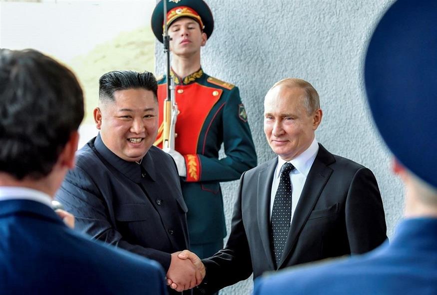 Κιμ Γιονγκ Ουν και Βλαντίμιρ Πούτιν (φωτογραφία αρχείου/ Associated Press)