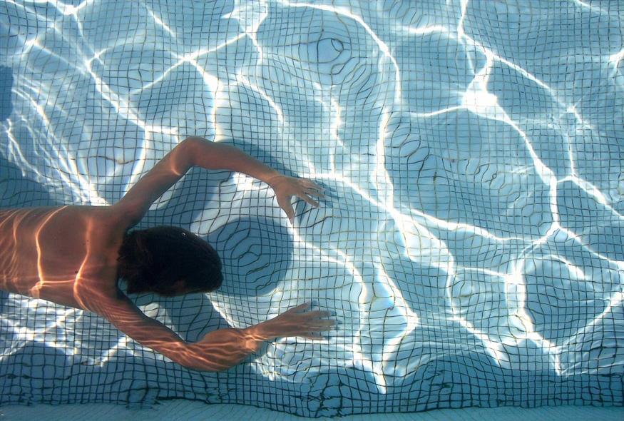 Ένα παιδί κολυμπά σε πισίνα - Φωτογραφία αρχείου (Pixabay)