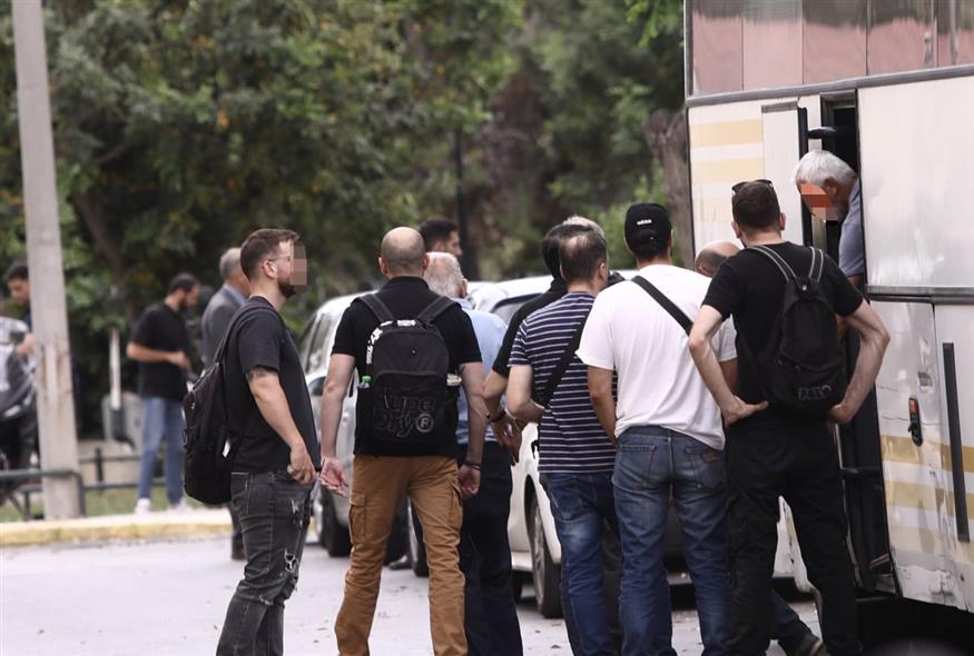 ΟΠΕΚΕΠΕ: Μεταγωγή των 13 συλληφθέντων στα δικαστήρια Ευελπίδων (INTIME) ΟΠΕΚΕΠΕ: Μεταγωγή των 13 συλληφθέντων στα δικαστήρια Ευελπίδων (INTIME)