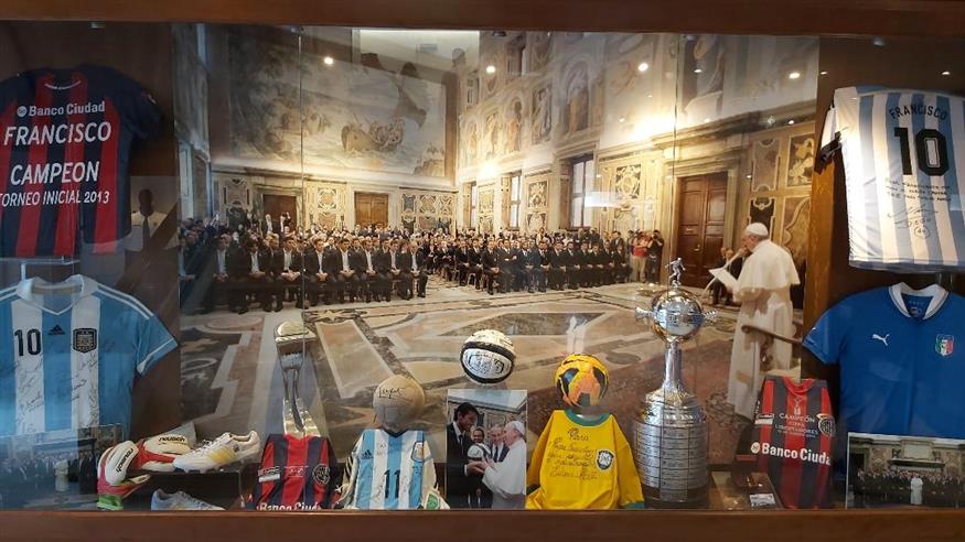 Τα ποδοσφαιρικά αναμνηστικά του Πάπα Φραγκίσκου στο μουσείο του Βατικανού