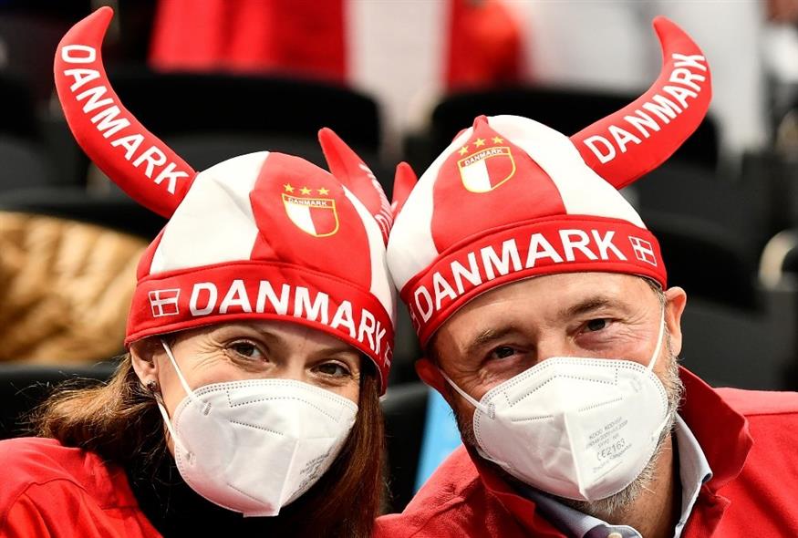 Δανοί με μάσκα; Παρελθόν πια... όπως οι Βίκινγκ! /copyright Ap Photos