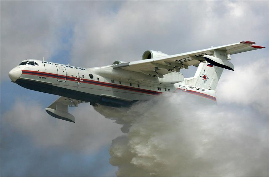 To τεράστιο ρωσικό αεροσκάφος Beriev -200 επιχείρησε τον Βαρνάβα και προκάλεσε βροχή