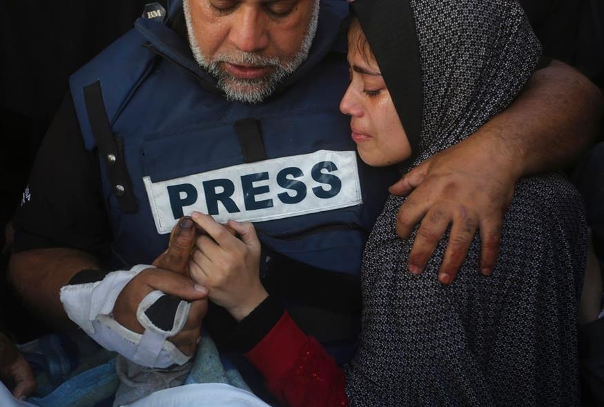 Δημοσιογράφος στη Γάζα (AP Photo/Hatem Ali)