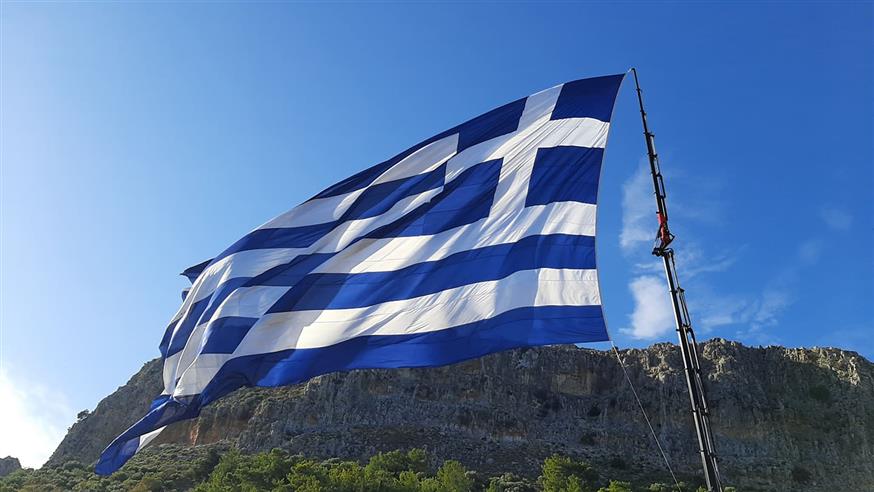 Η μεγαλύτερη ελληνική σημαία στο Καστελόριζο/ethnos.gr