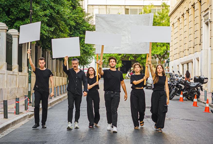 Η παράσταση «Το Δράμα της Δημοκρατίας» επιχειρεί μέσα όλες αυτές τις φωνές, να φωτίσει τις σύγχρονες αντιφάσεις αλλά και τα αιώνια ζητήματα της οικονομικής ανισότητας και της έλλειψης πολιτικού ήθους και παιδείας (Copyright: Λάμπρος Ρουμελιωτάκης)