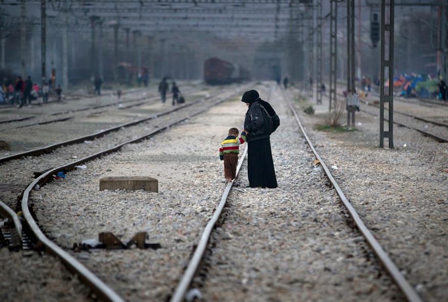 Μητέρα πρόσφυγας με το παιδάκι της στην Ειδομένη (AP Photo/Vadim Ghirda, File)