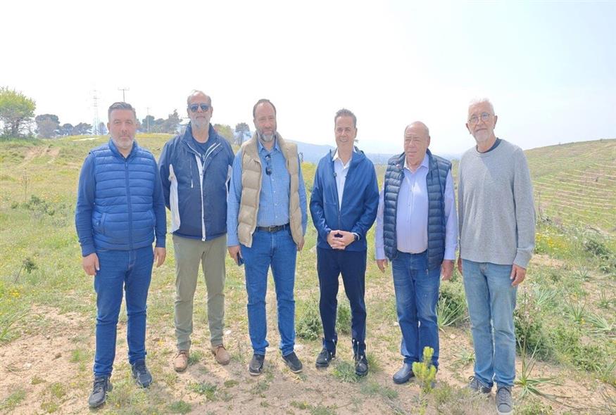 Ο Σταύρος Παπασταύρου με εκπροσώπους του Δήμου Ωρωπού και του συλλόγου Δροσοπηγής