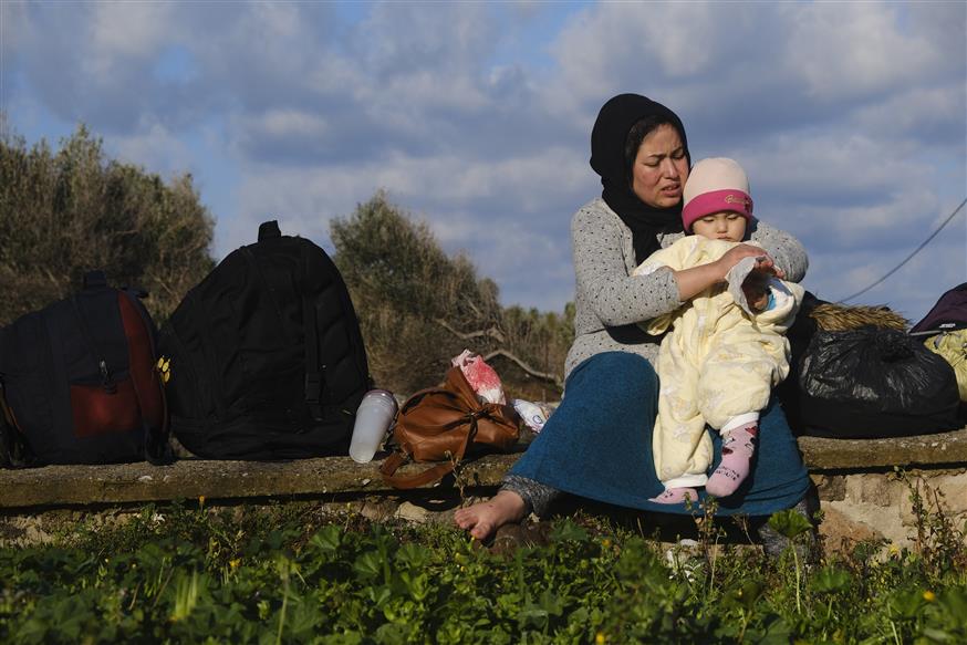 Προσφυγόπουλο στην αγκαλιά της μάνας του στη Λέσβο/(AP Photo/Alexandros Michailidis)