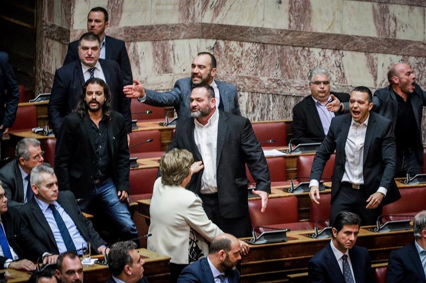 Οι ακροδεξιοί, ανάμεσά τους κι ο Λαγός, σε λεονταρισμούς στη Βουλή - όσα η Δημοκρατία θέλει να ξεχάσει (eurokinissi)