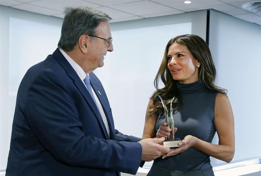 Ο Ισίδωρος Κούβελος έκανε δώρο στη Μαρία Μενούνος το άγαλμα της Θεάς Νίκης Ο Ισίδωρος Κούβελος έκανε δώρο στη Μαρία Μενούνος το άγαλμα της Θεάς Νίκης