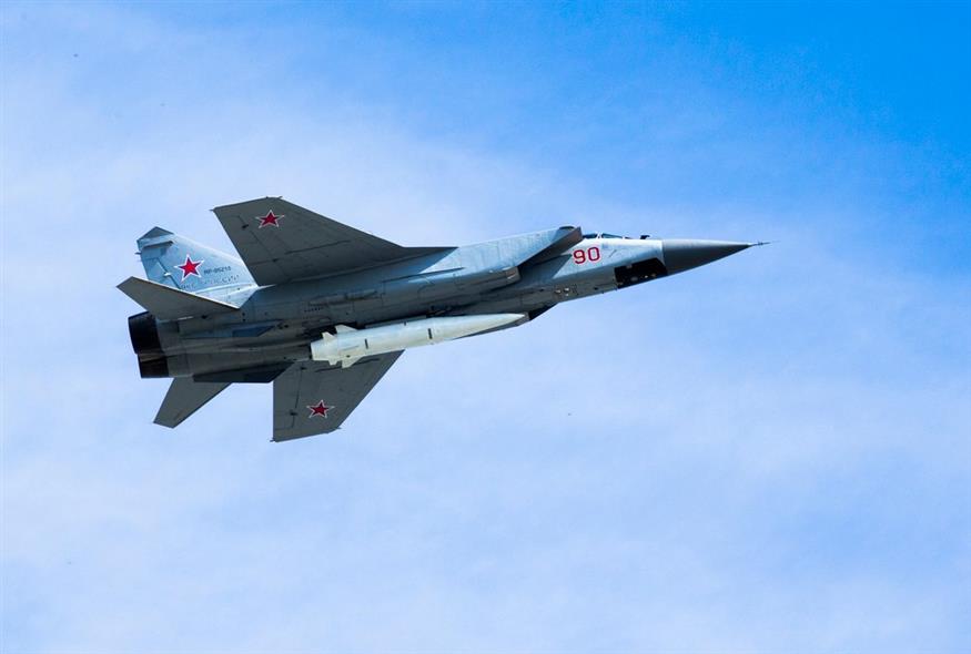 Το αεροσκάφος MiG-31K της ρωσικής πολεμικής αεροπορίας φέρει έναν υπερηχητικό πύραυλο υψηλής ακρίβειας Kh-47M2 Kinzhal / AP Photo/Alexander Zemlianichenko